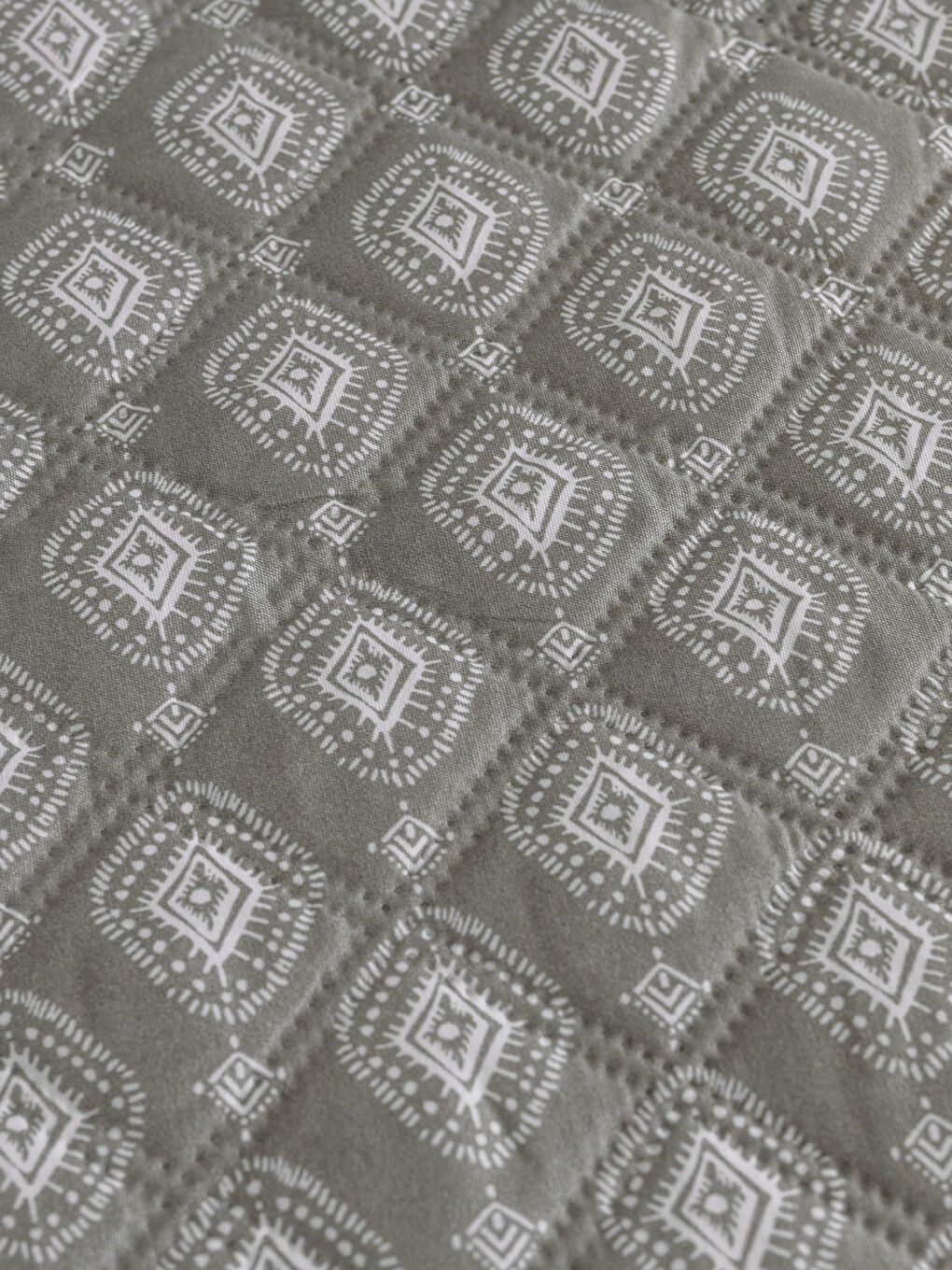 Karışık Kapitone Desenli Çift Kişilik Yatak Örtüsü-2