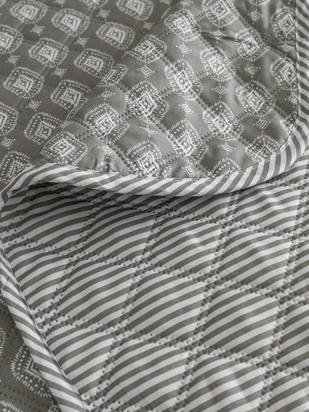 Karışık Kapitone Desenli Çift Kişilik Yatak Örtüsü-3