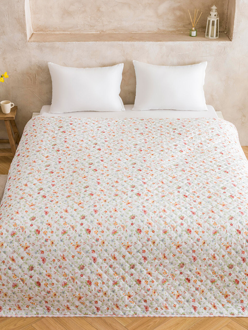Karışık Çiçek Desenli Çift Kişilik Yatak Örtüsü 200x220 cm-1