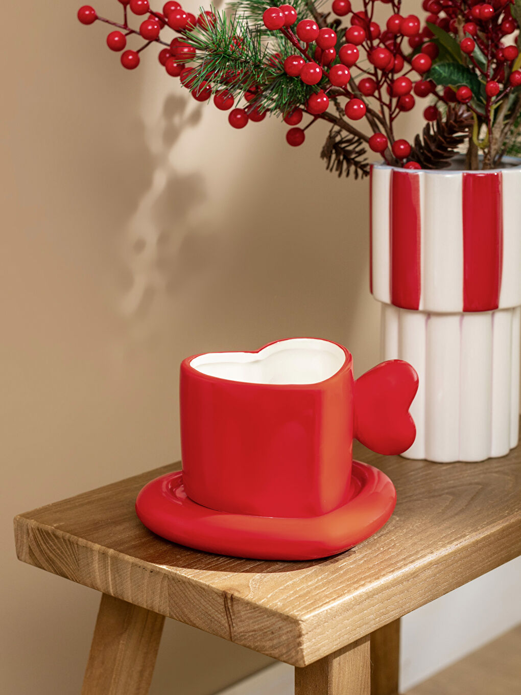 Kırmızı Kalp Figürlü Seramik Çay Fincanı 430 ml