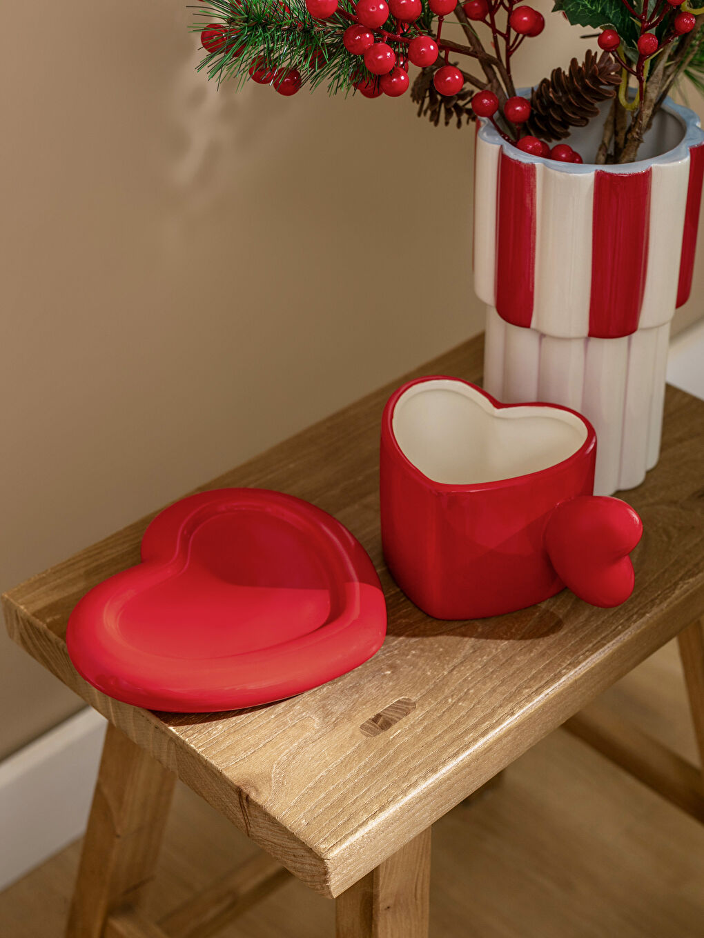 Kırmızı Kalp Figürlü Seramik Çay Fincanı 430 ml-1