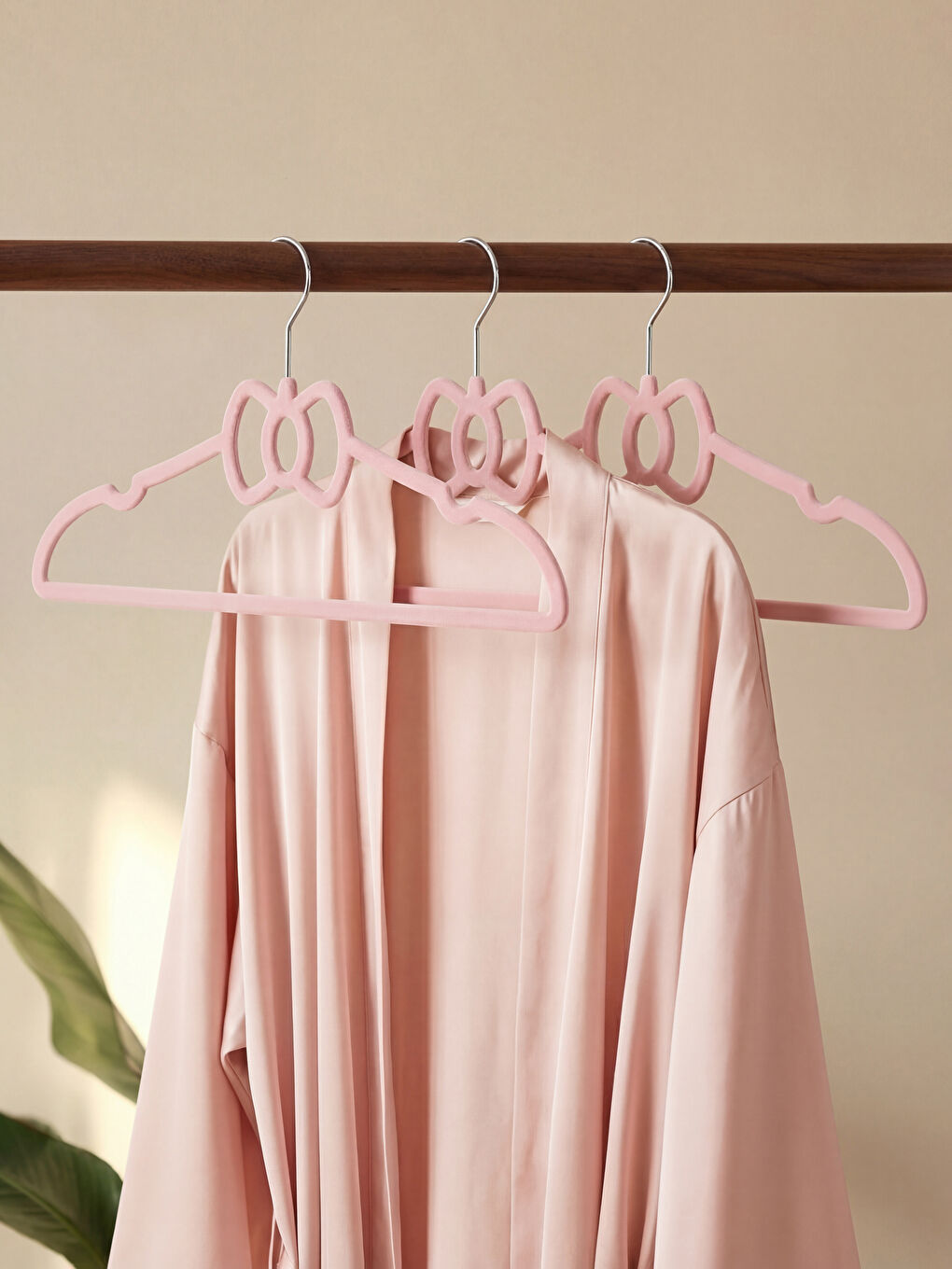 Набір із 10 пластикових вішалок із бантиками