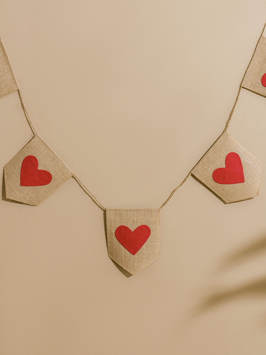 Karışık Kalp Nakışlı Bayrak Süs