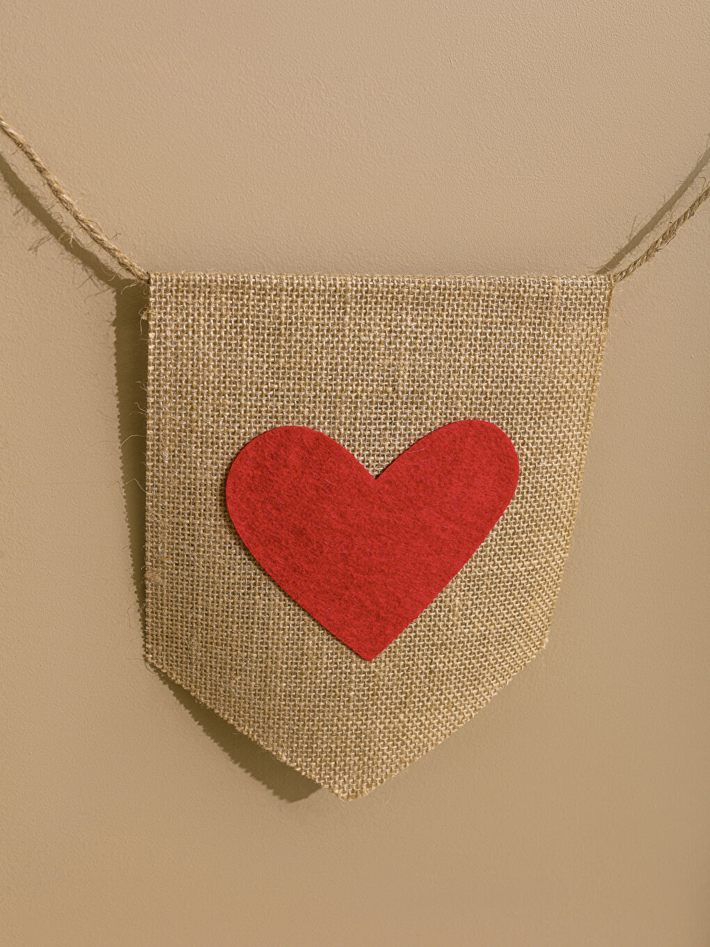 Karışık Kalp Nakışlı Bayrak Süs-1