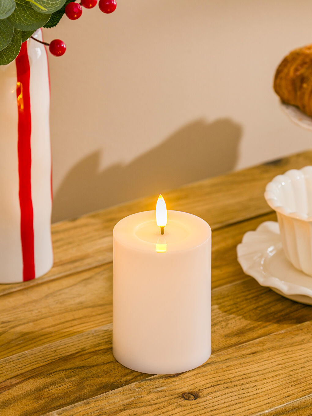 Beyaz Işıklı Dekoratif Mum 13 cm
