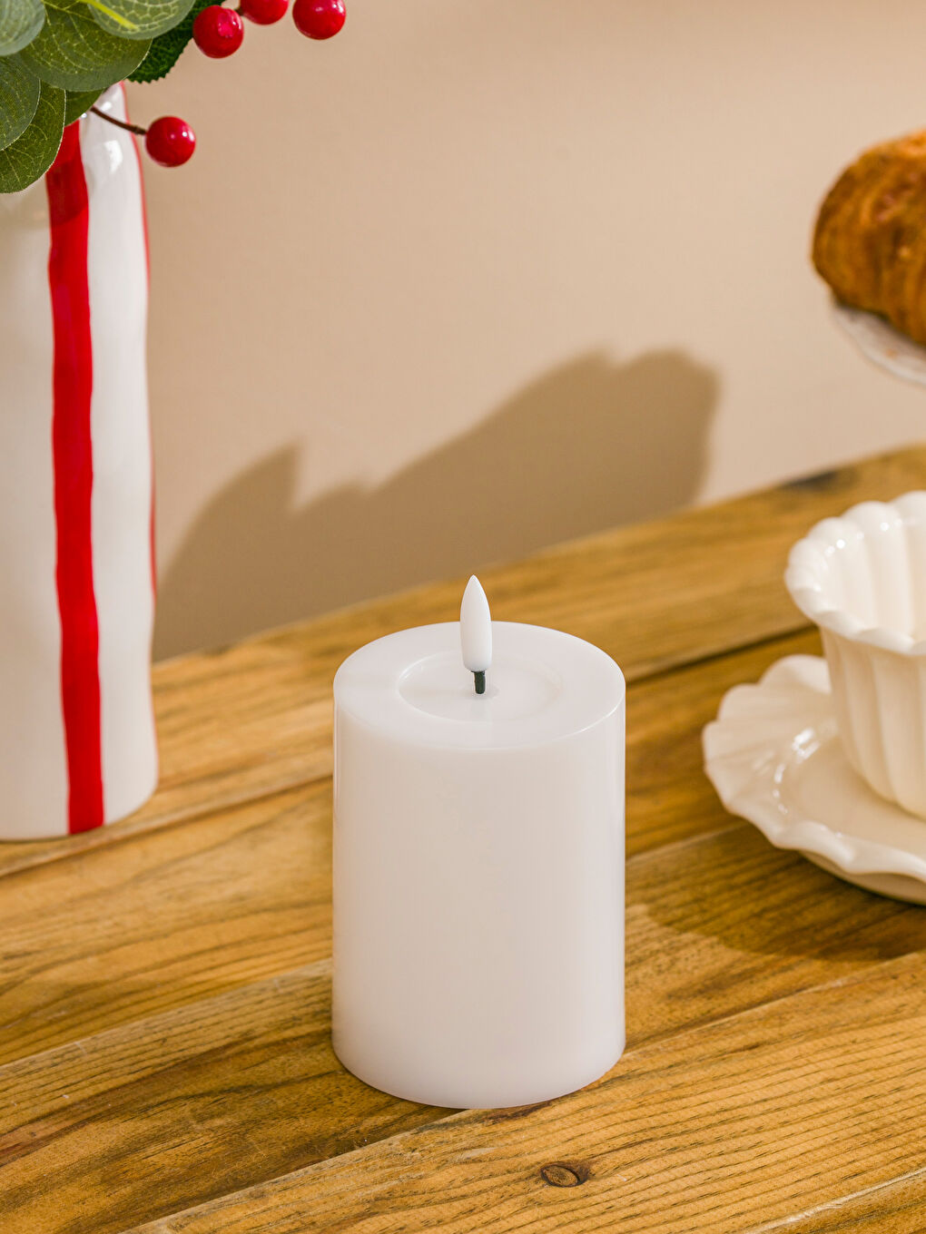 Beyaz Işıklı Dekoratif Mum 13 cm-1