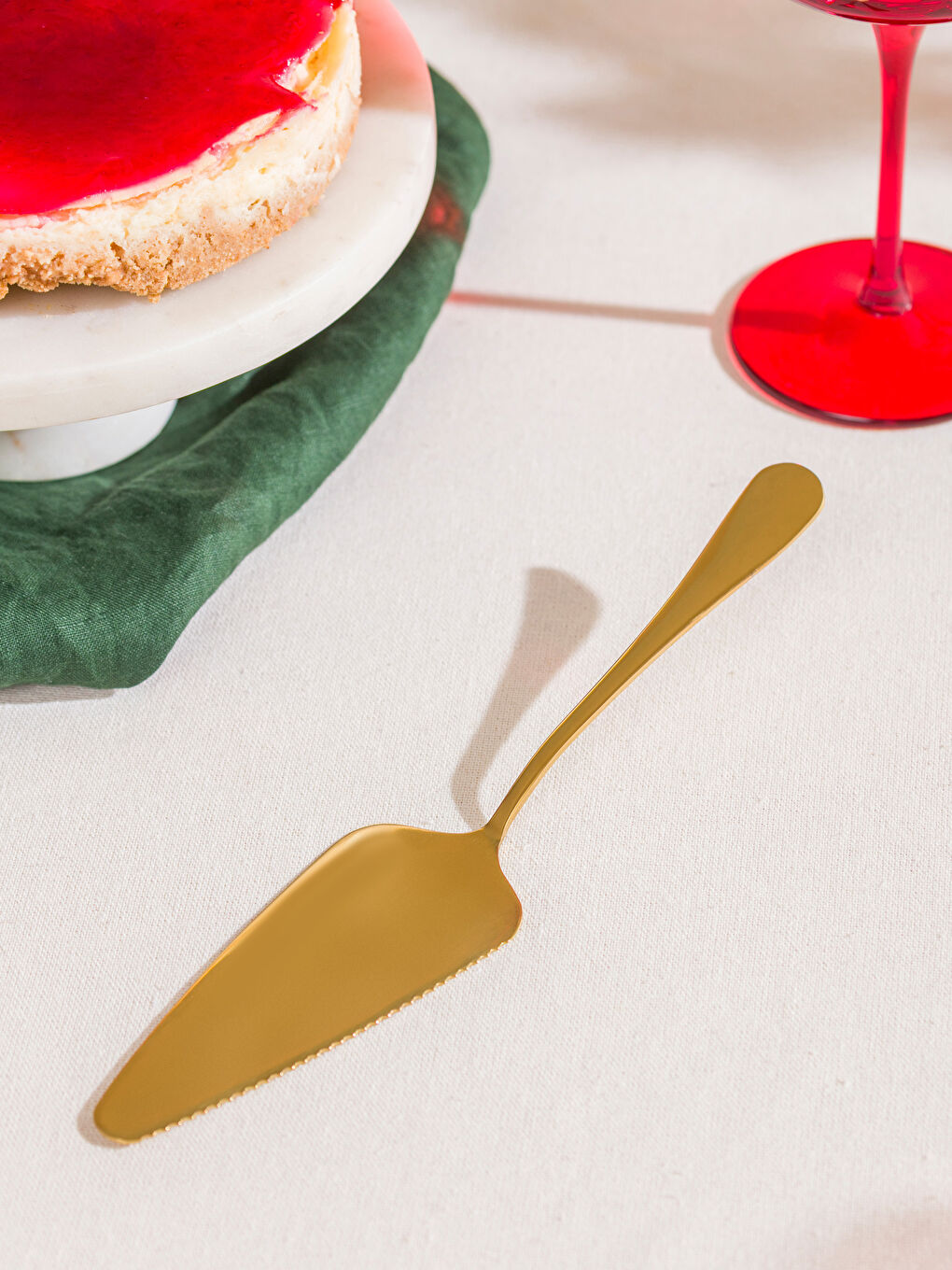 قلّاب طعام أصفر