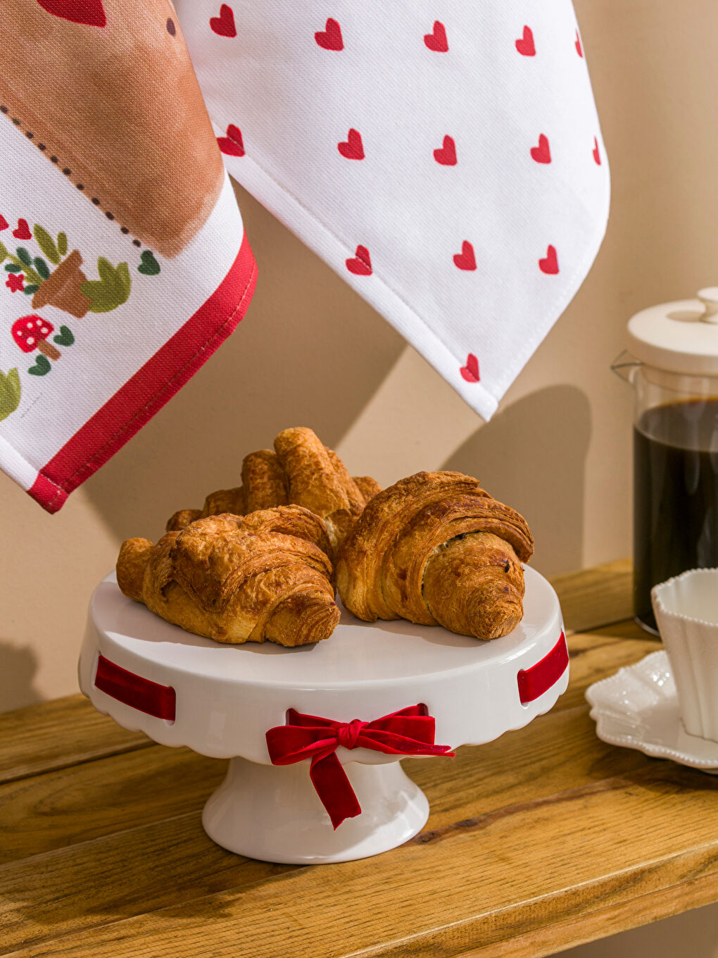 Beyaz Fiyonk Görünümlü Seramik Kek Standı 23 cm