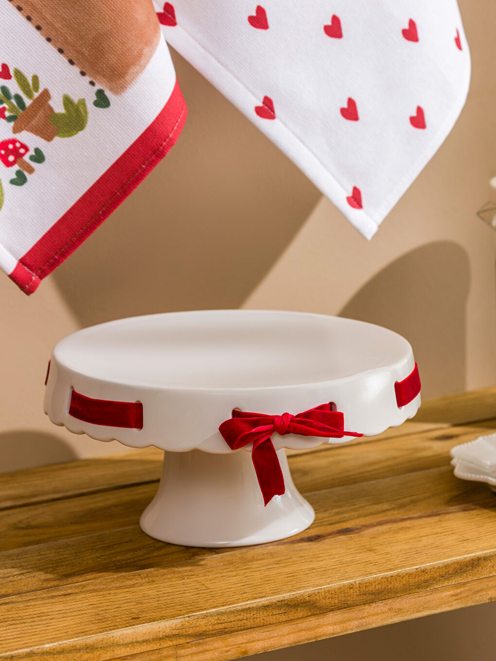 Beyaz Fiyonk Görünümlü Seramik Kek Standı 23 cm-1