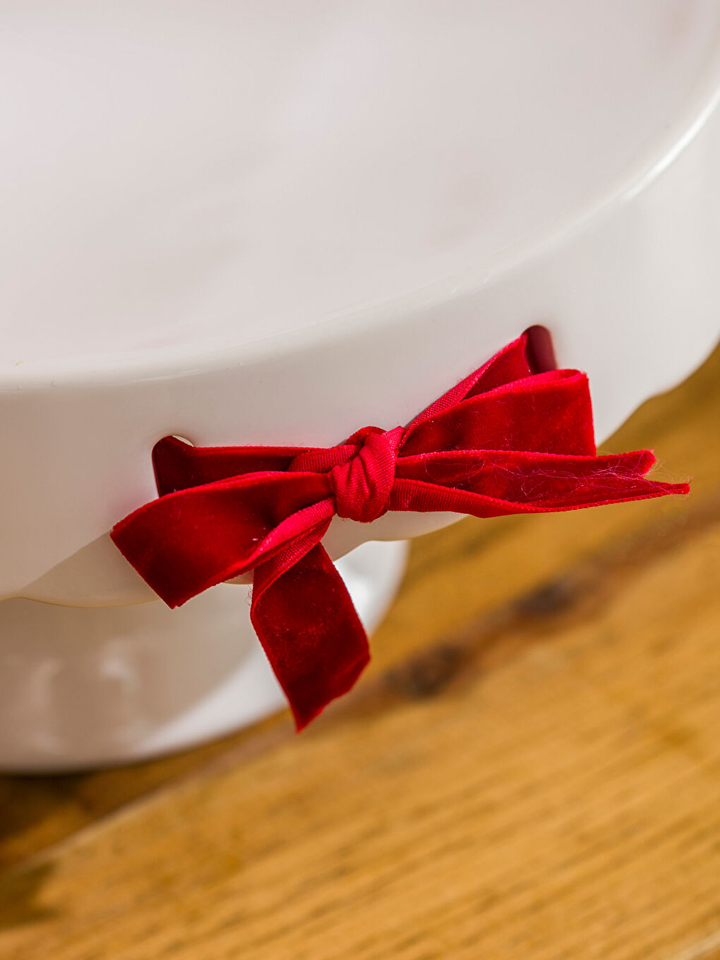 Beyaz Fiyonk Görünümlü Seramik Kek Standı 23 cm-2