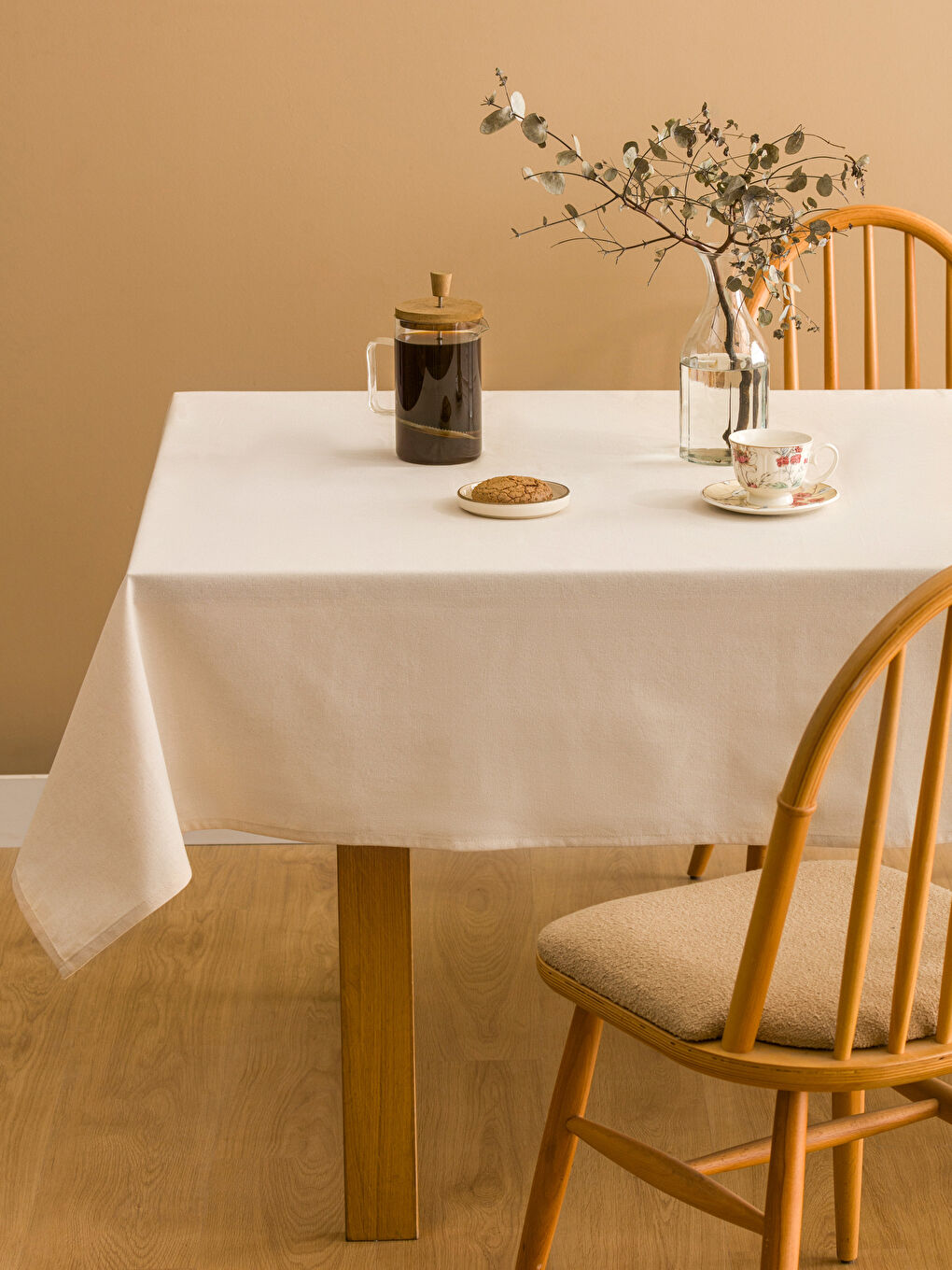 Ekru Fırfır Detaylı Masa Örtüsü 150x220 cm-2