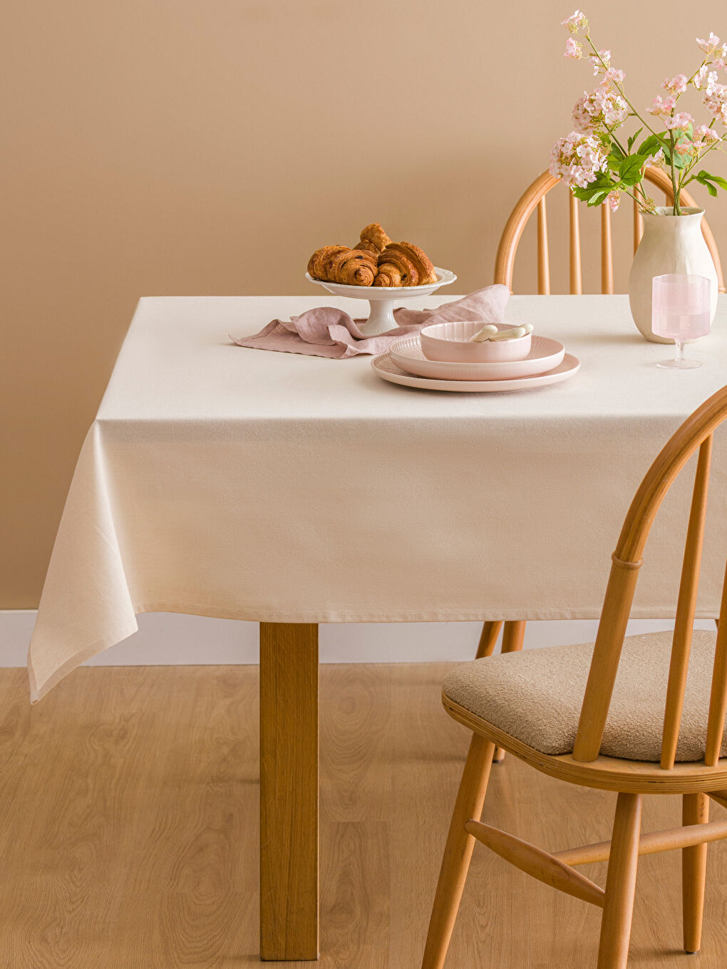 Ekru Fırfır Detaylı Masa Örtüsü 150x220 cm-1