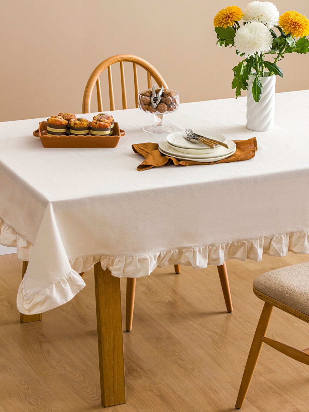 Bej Fırfır Detaylı Masa Örtüsü 150x200 cm-3