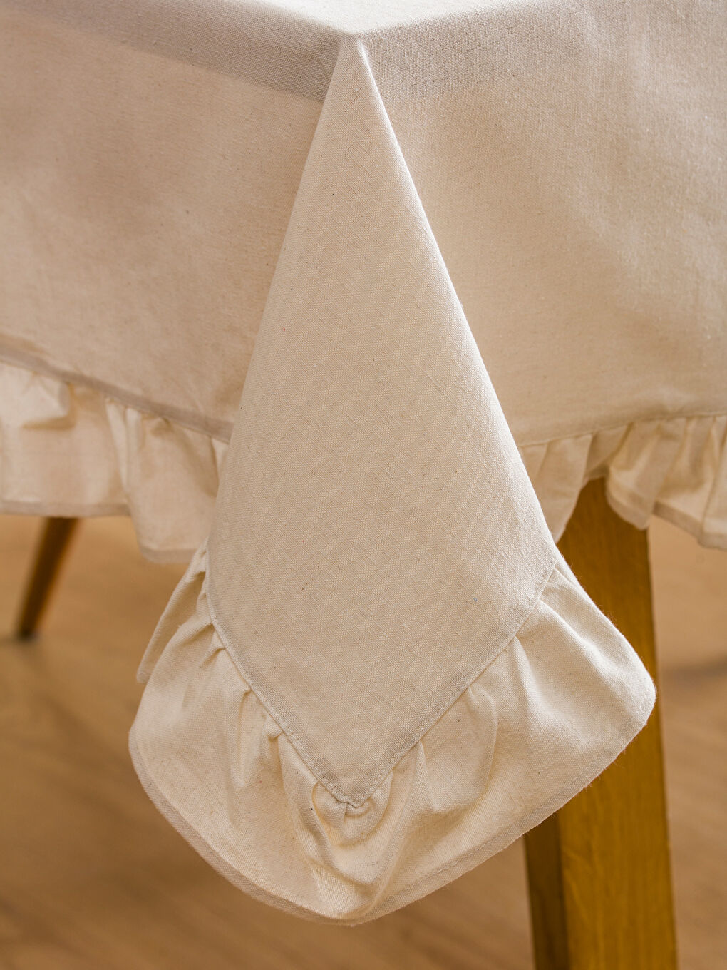 Bej Fırfır Detaylı Masa Örtüsü 150x200 cm-4