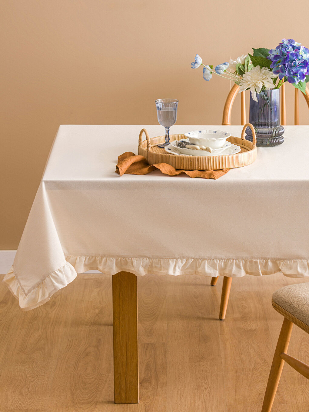 Bej Fırfır Detaylı Masa Örtüsü 150x200 cm-2