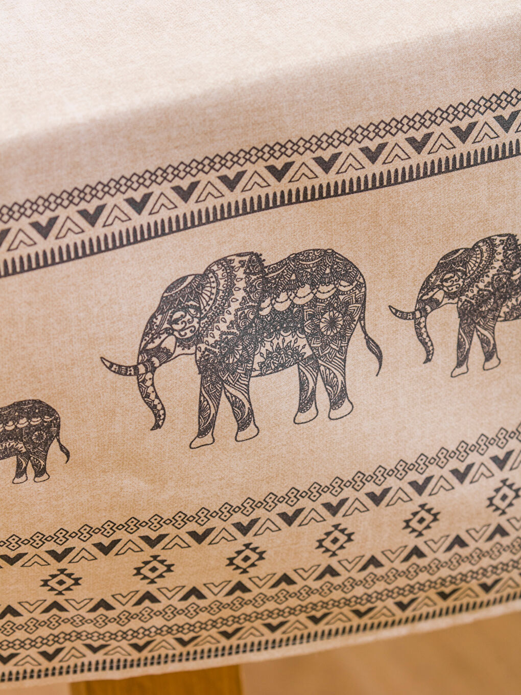 Karışık Fil Baskılı Masa Örtüsü 150x200 cm-2