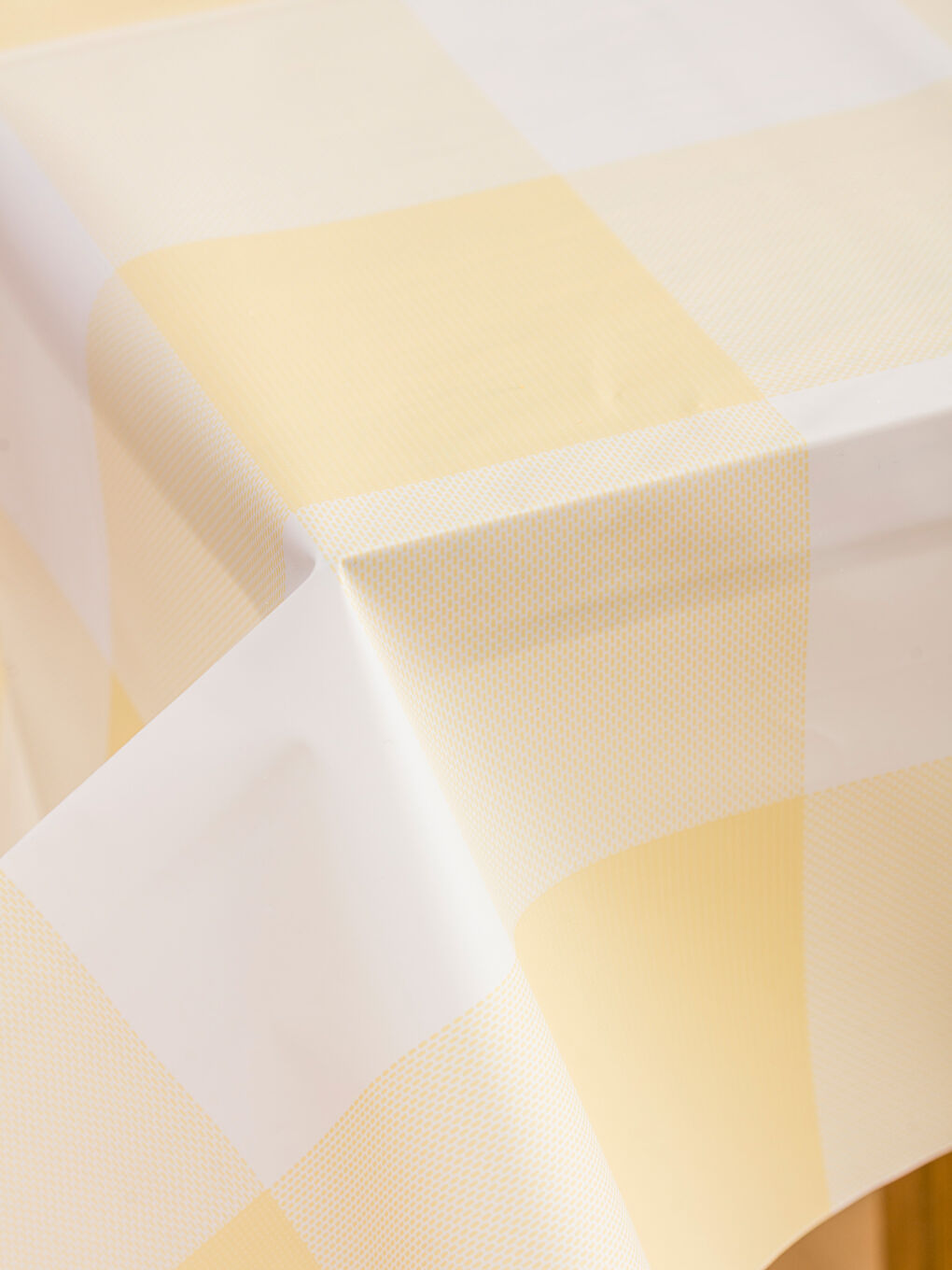 پەڕۆی سەر مێز زه‌رد-1