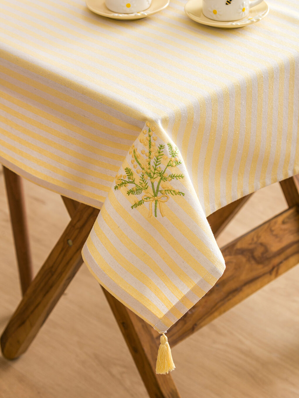 Karışık Çiçek Nakışlı Masa Örtüsü 90x90 cm-1