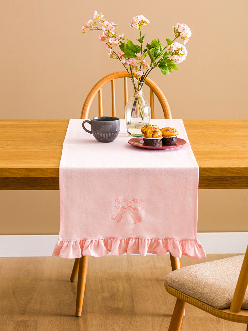 Pembe Fiyonk Nakışlı Fırfır Detaylı Runner 45x150 cm-3