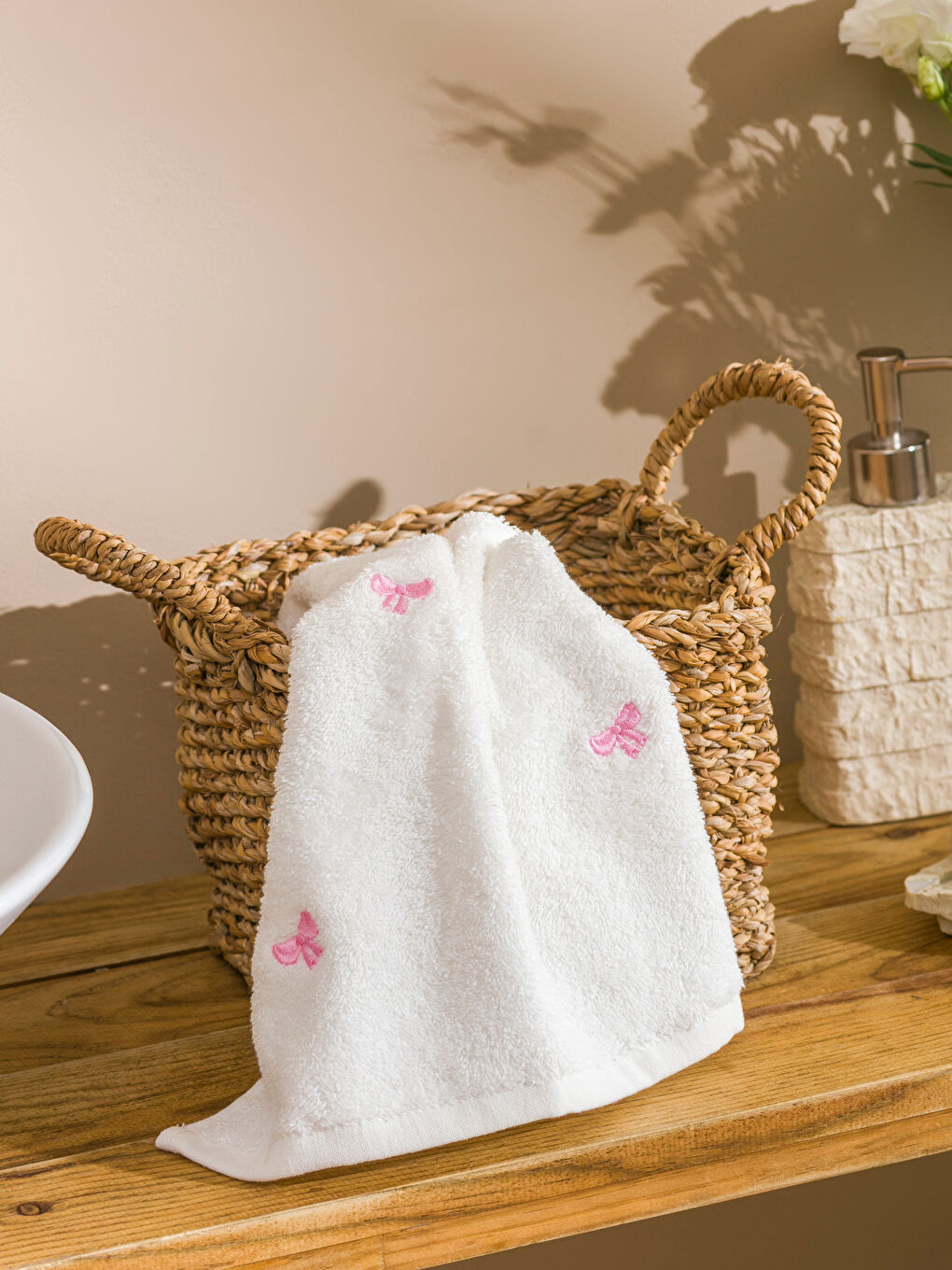 Ekru Nakışlı Pamuklu Yüz Havlusu 50x80 cm-1