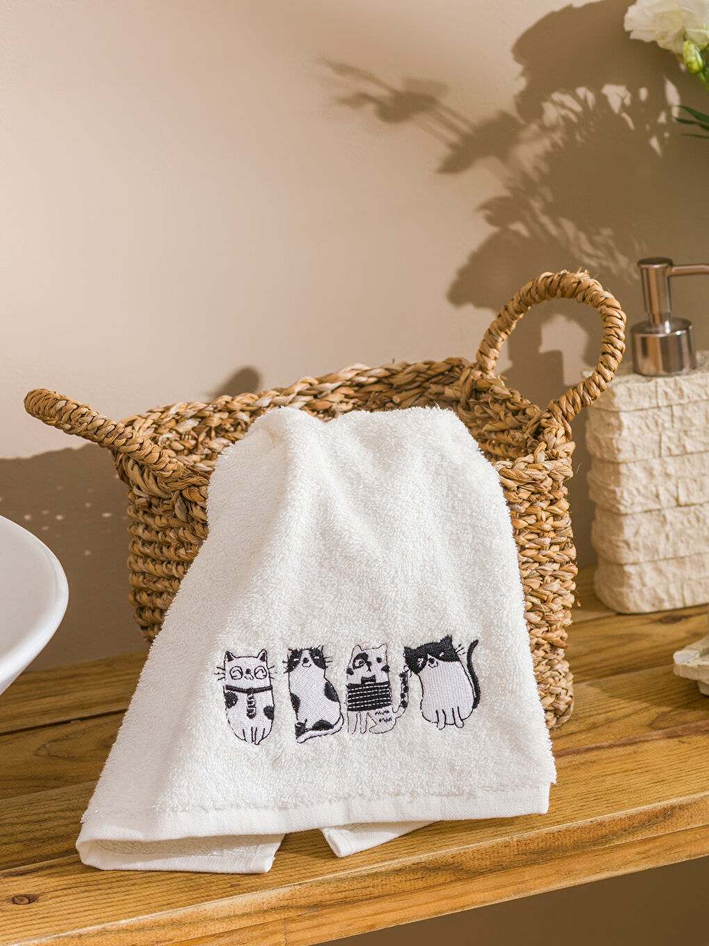 Ekru Nakışlı Yüz Havlusu 50x80 cm-1