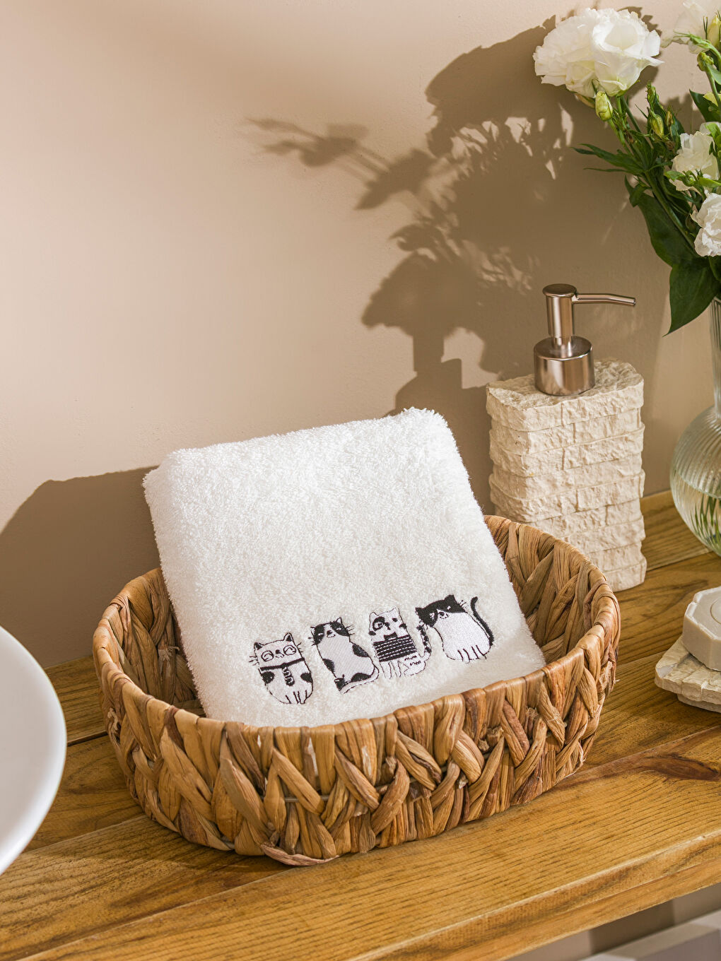 Ekru Nakışlı Yüz Havlusu 50x80 cm-2