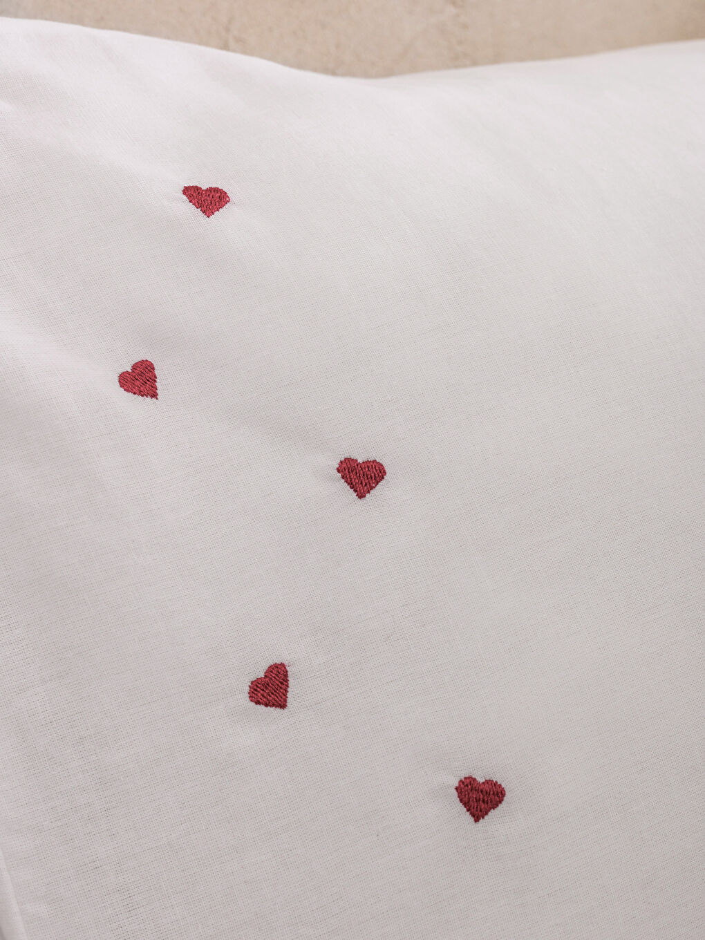 Kırmızı Kalp Desenli Pamuklu Yastık Kılıfı 2'li 50x70 cm-2