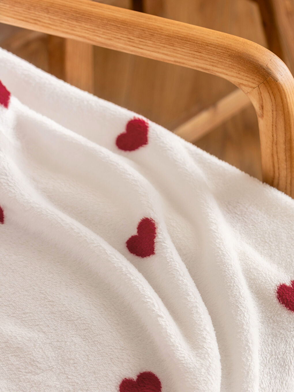 Kırmızı Kalp Baskılı Tv Battaniyesi 100x150 cm-1