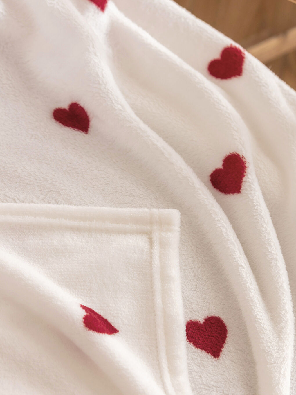 Kırmızı Kalp Baskılı Tv Battaniyesi 100x150 cm-2