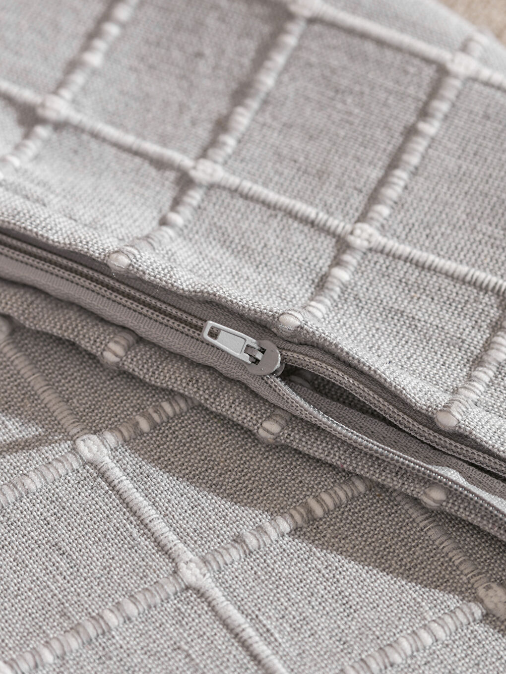 کەڤەری کوشن خۆڵه‌مێشی-3