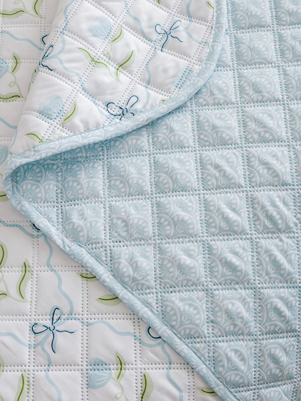 Karışık Çiçek Desenli Çift Kişilik Yatak Örtüsü-3