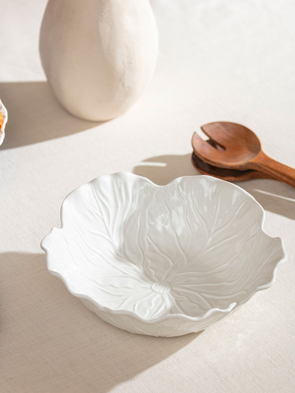 Beyaz Çiçek Desenli Porselen Kase 22 cm-1