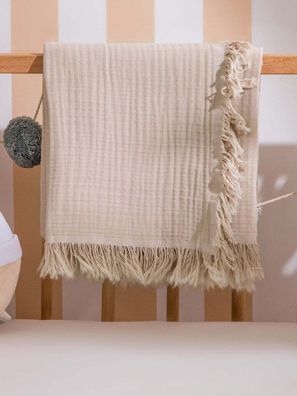 Bej Püsküllü Erkek Bebek Müslin Örtü 100x100 cm-1