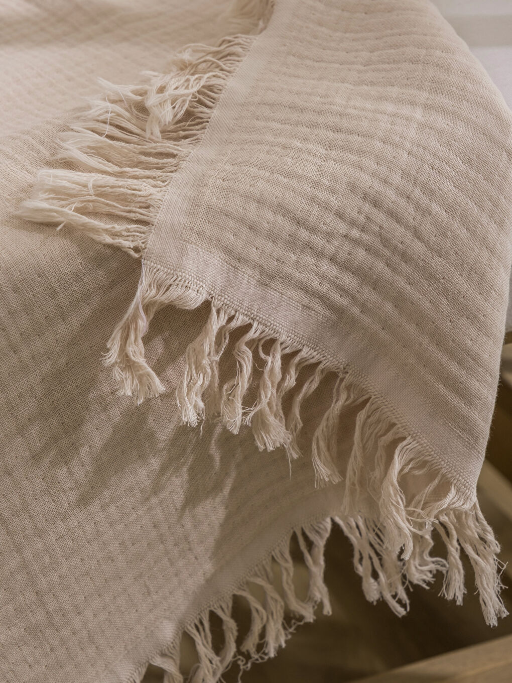 Bej Püsküllü Erkek Bebek Müslin Örtü 100x100 cm-2