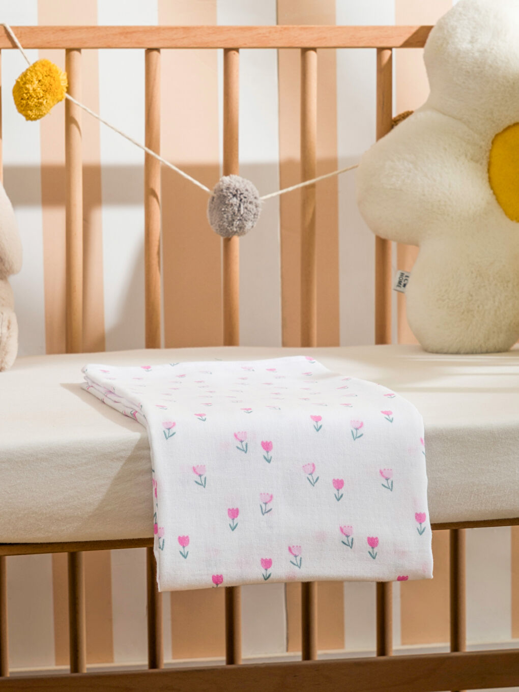 Ekru Çiçek Desenli Kız Bebek Müslin Örtü 90x100 cm-1