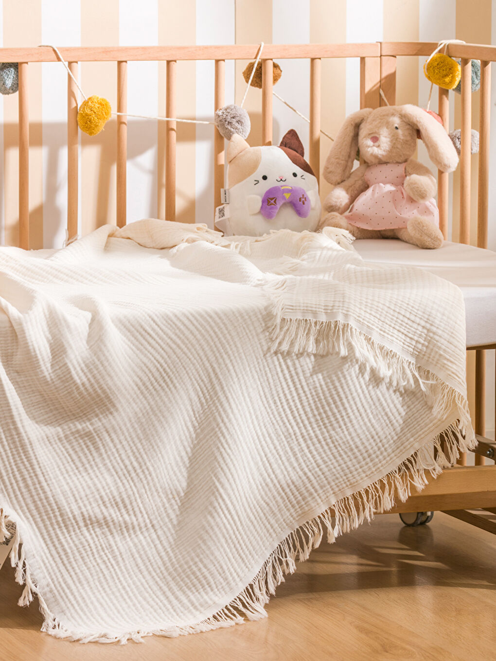 Ekru Püsküllü Kız Bebek Müslin Örtü 100x100 cm	