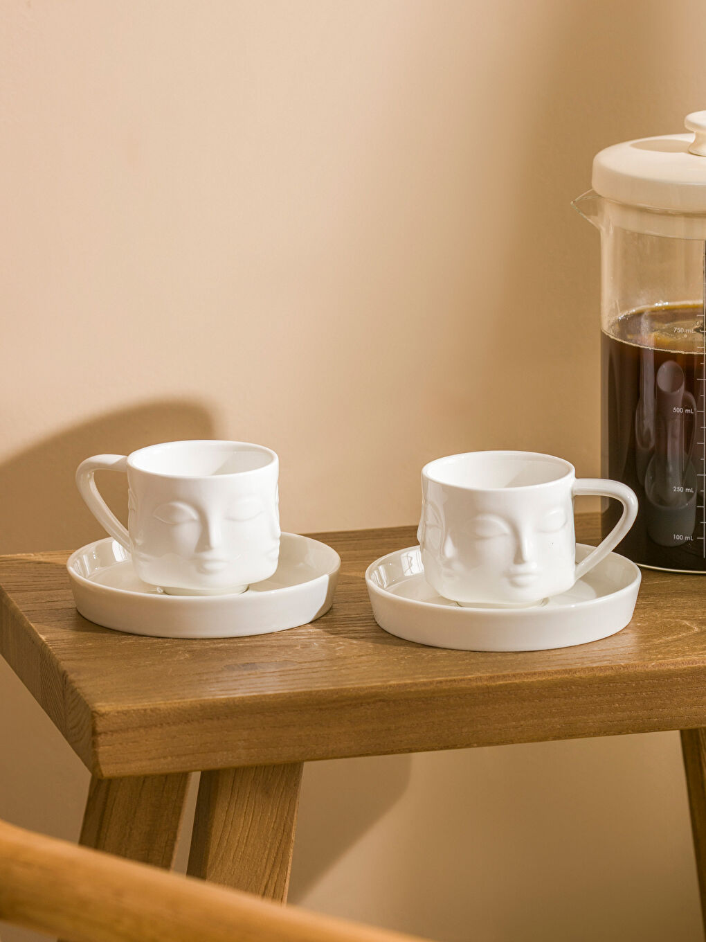 Beyaz Yüz Figürlü 2 Kişilik Porselen Kahve Fincan Takımı