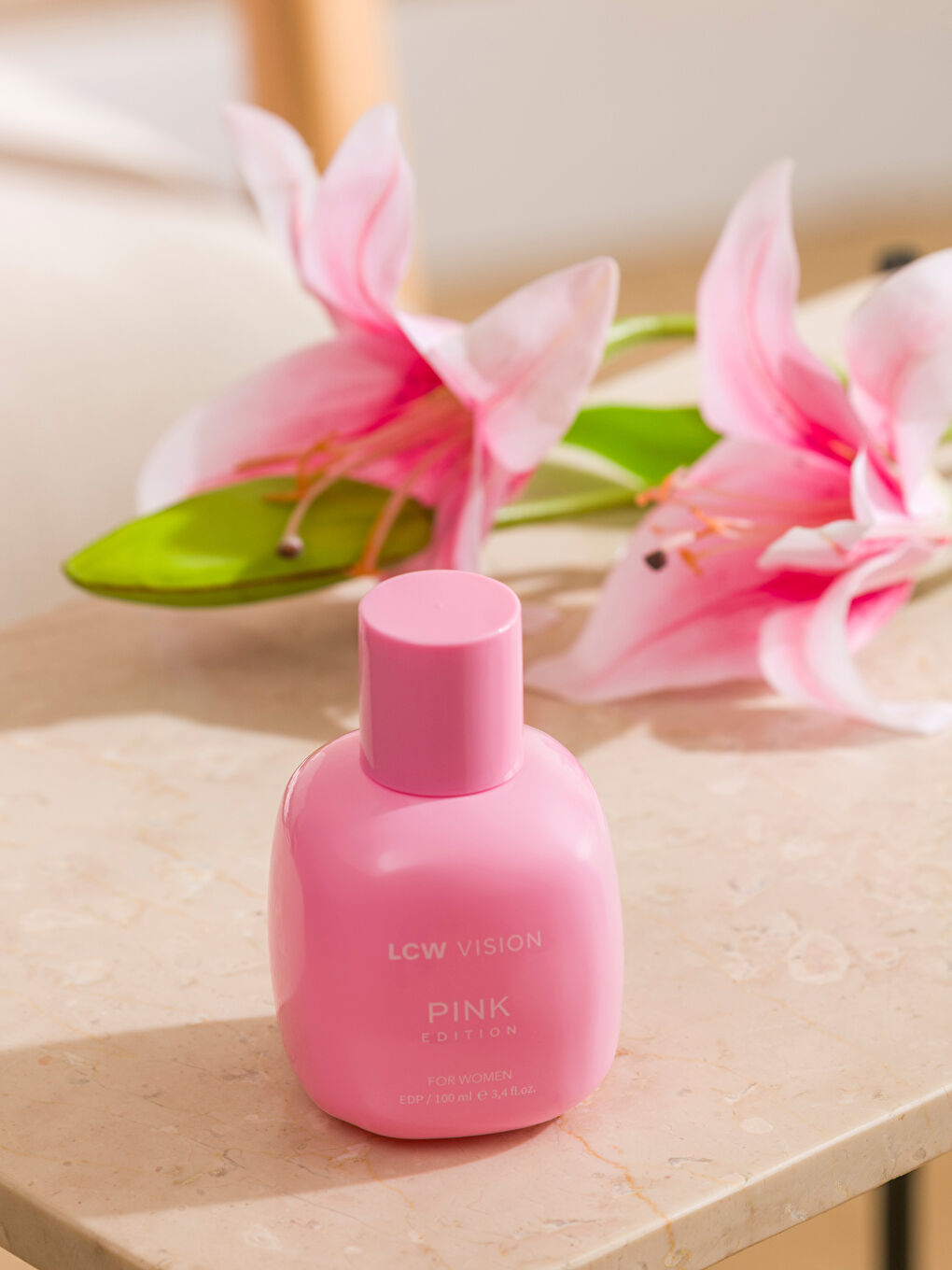 عطر  خليط من الألوان