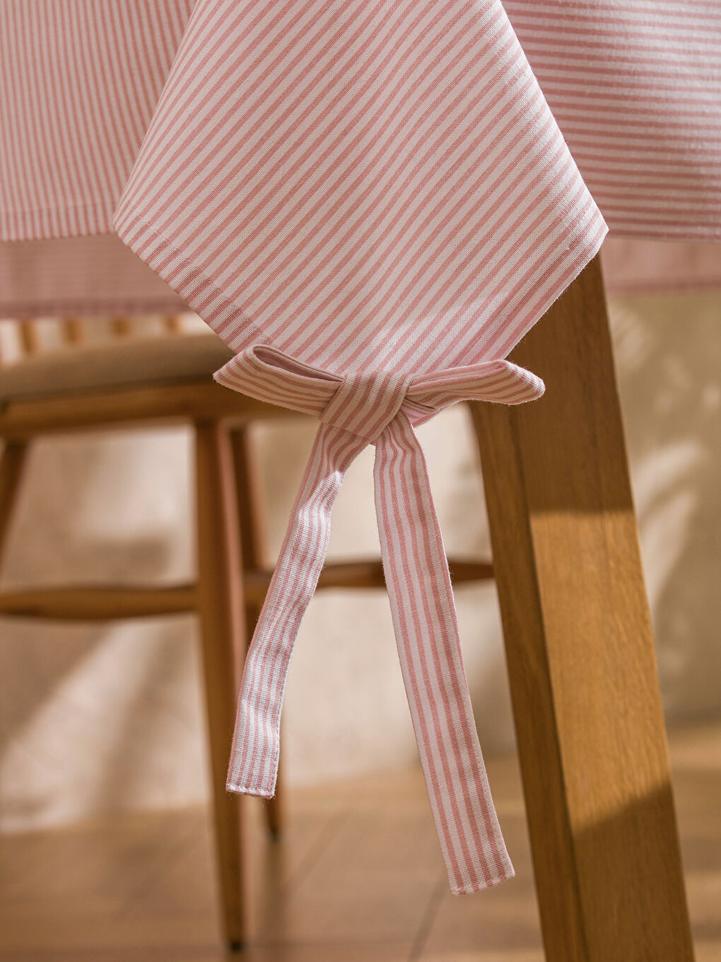 Pembe Çizgi Desenli Masa Örtüsü 140x180 cm
-2