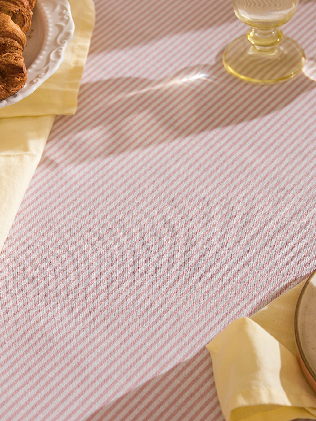 Pembe Çizgi Desenli Masa Örtüsü 140x180 cm
-3