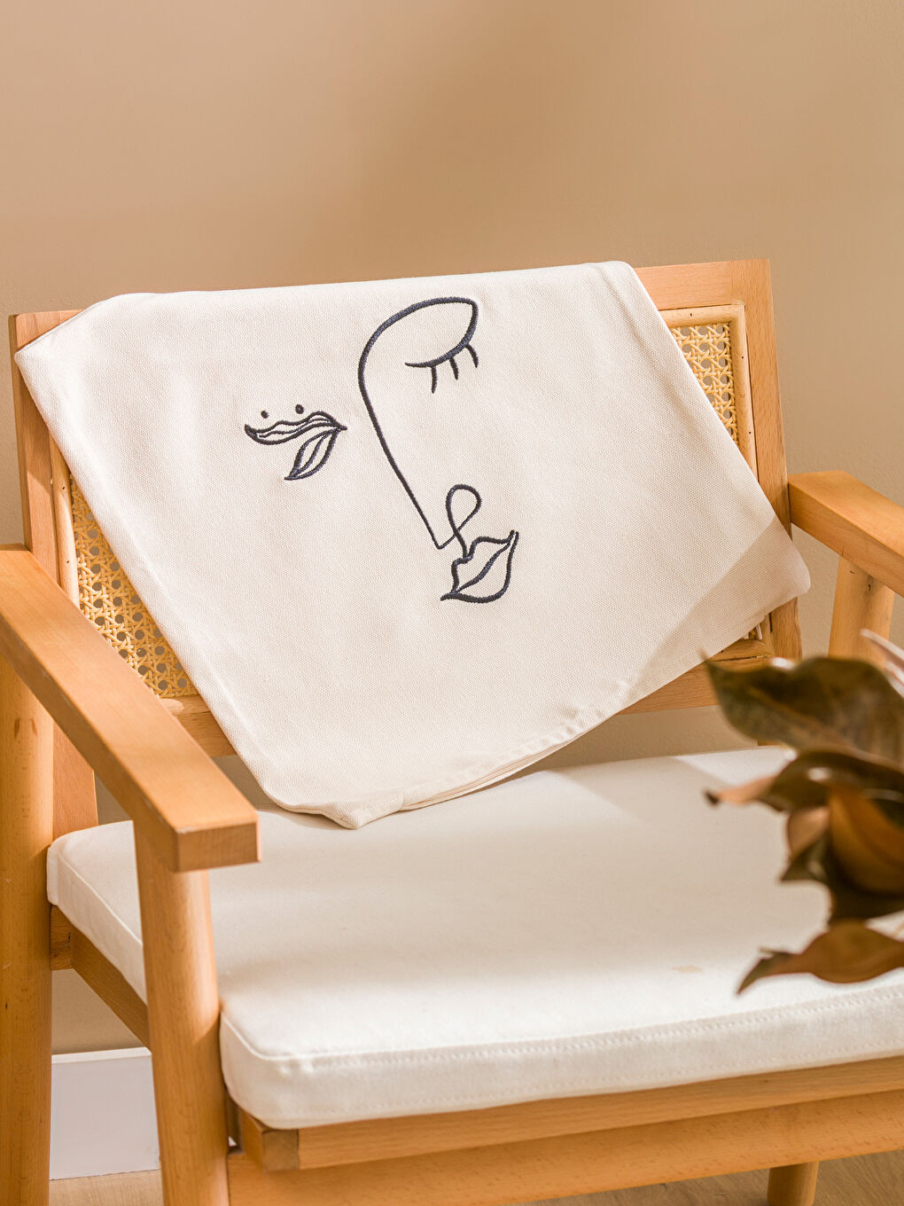 Bej Yüz Nakışlı Kırlent Kılıfı 45x45 cm-1