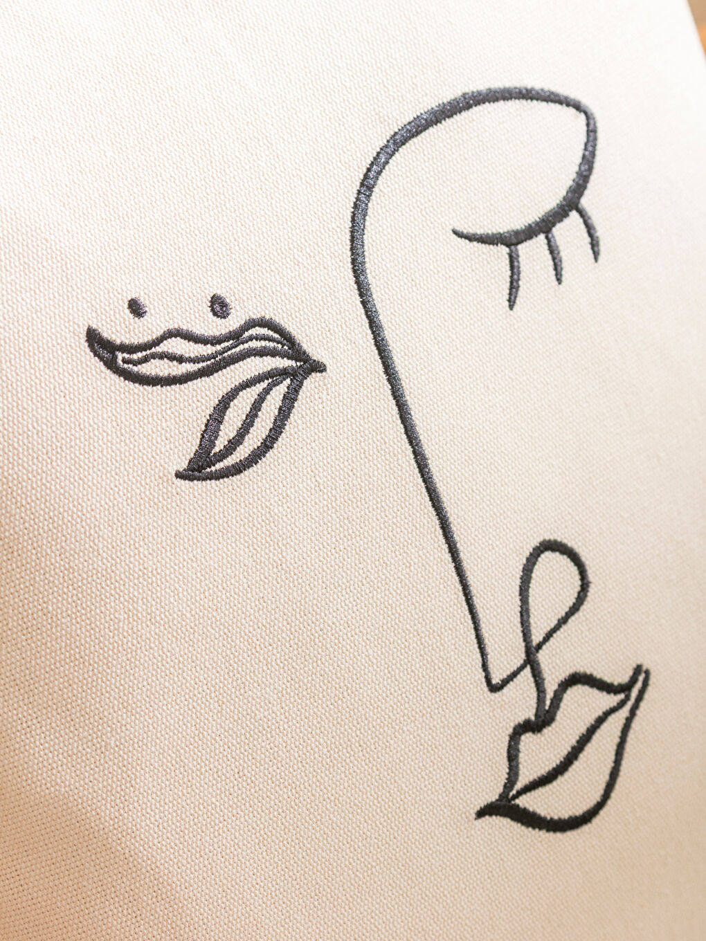 Bej Yüz Nakışlı Kırlent Kılıfı 45x45 cm-2