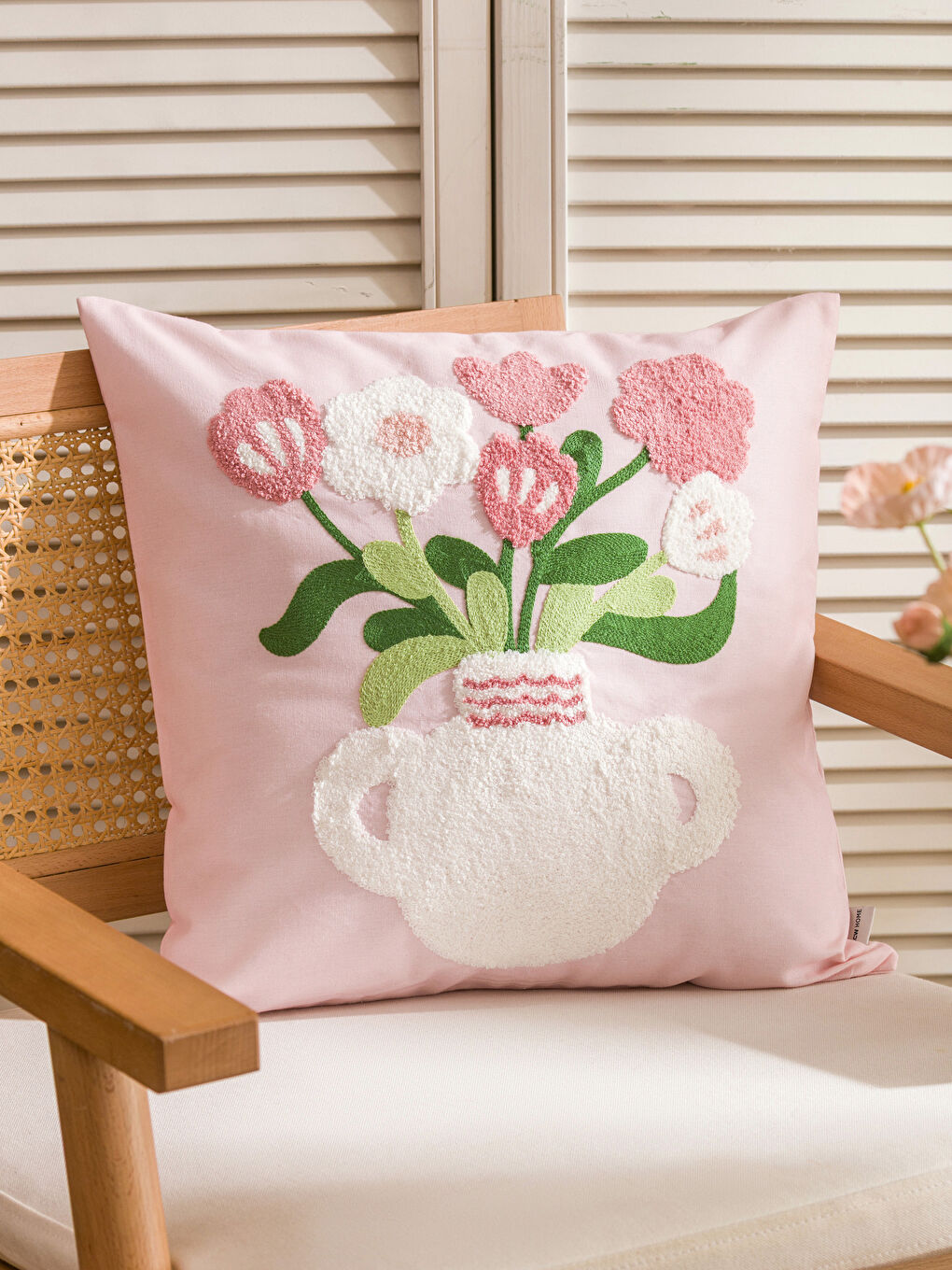 Pembe Çiçek Nakışlı Kırlent Kılıfı 45x45 cm