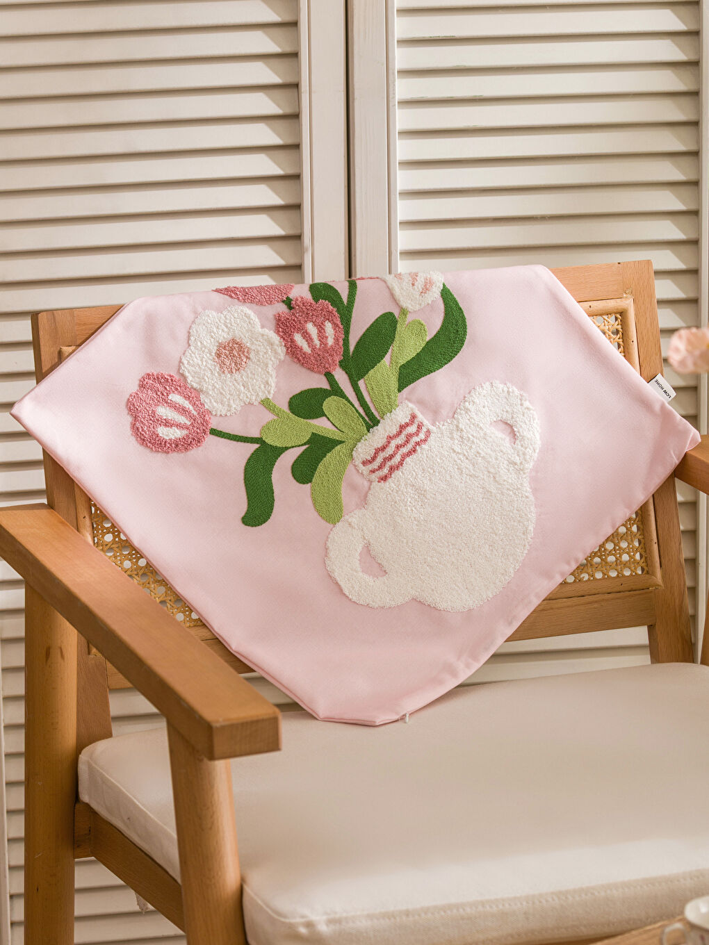 Pembe Çiçek Nakışlı Kırlent Kılıfı 45x45 cm-1