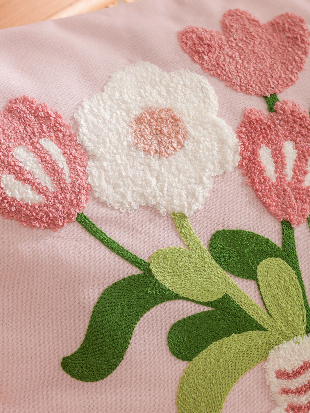 Pembe Çiçek Nakışlı Kırlent Kılıfı 45x45 cm-2