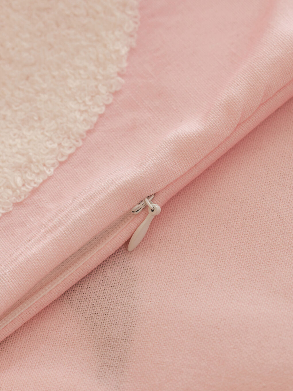 Pembe Çiçek Nakışlı Kırlent Kılıfı 45x45 cm-3