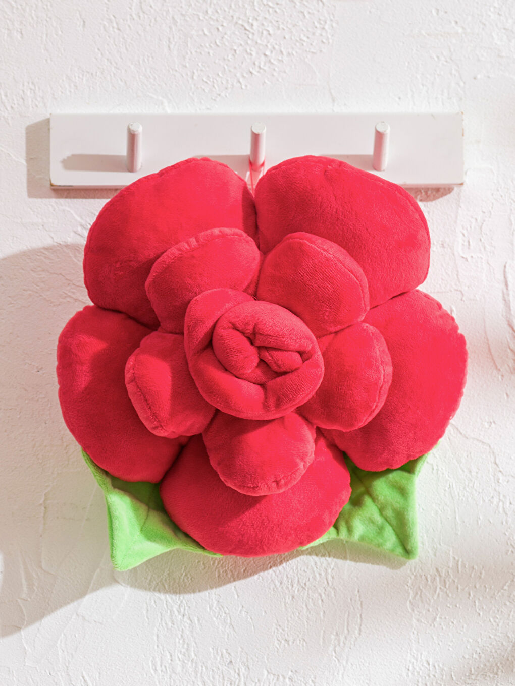 Kırmızı Gül Figürlü Kadife Kırlent