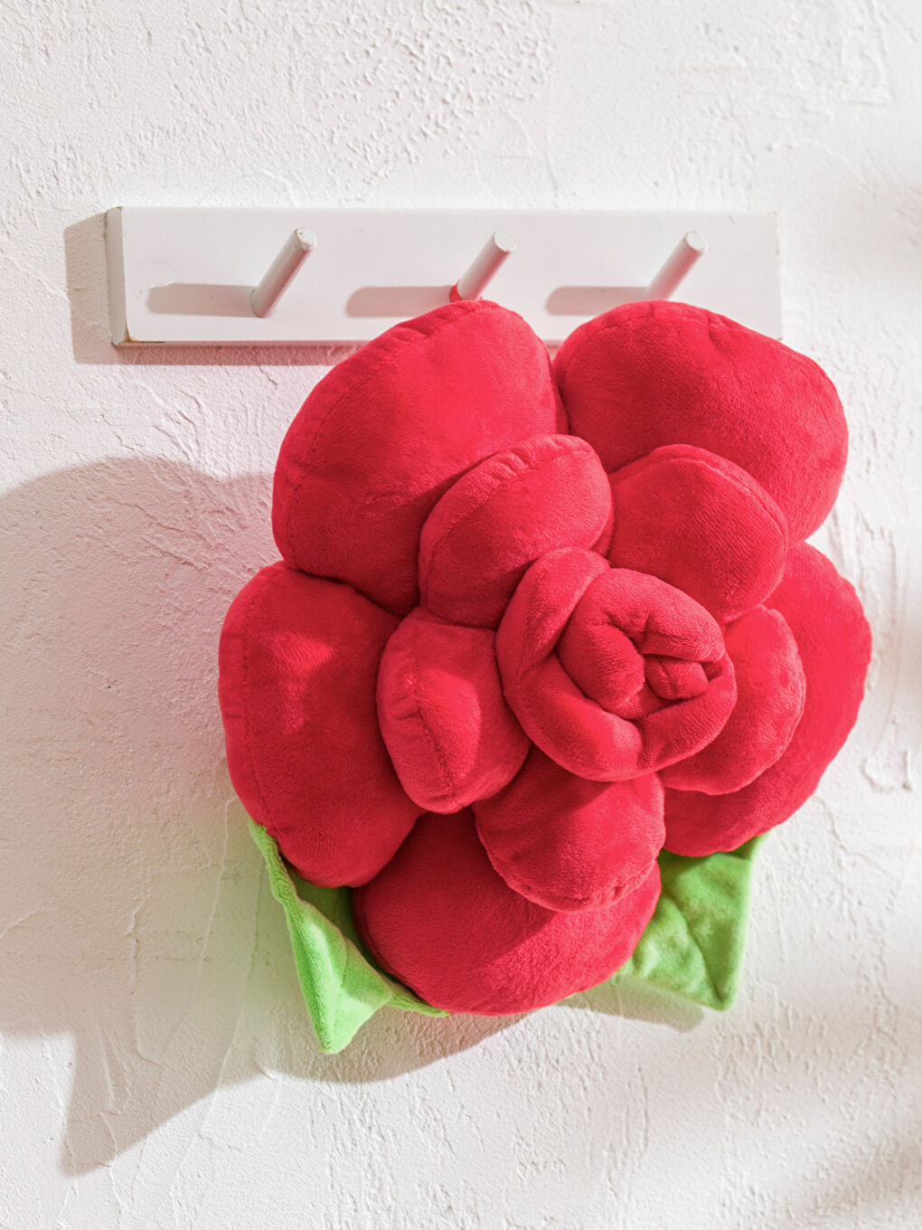 Kırmızı Gül Figürlü Kadife Kırlent-1