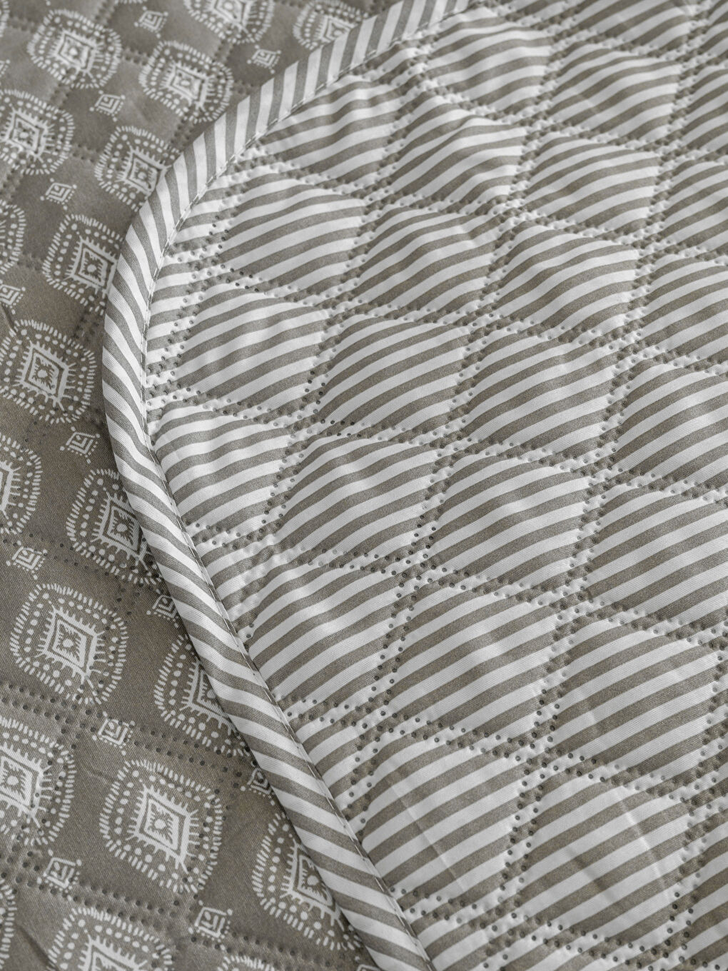 Karışık Baskılı Tek Kişilik Yatak Örtüsü -3