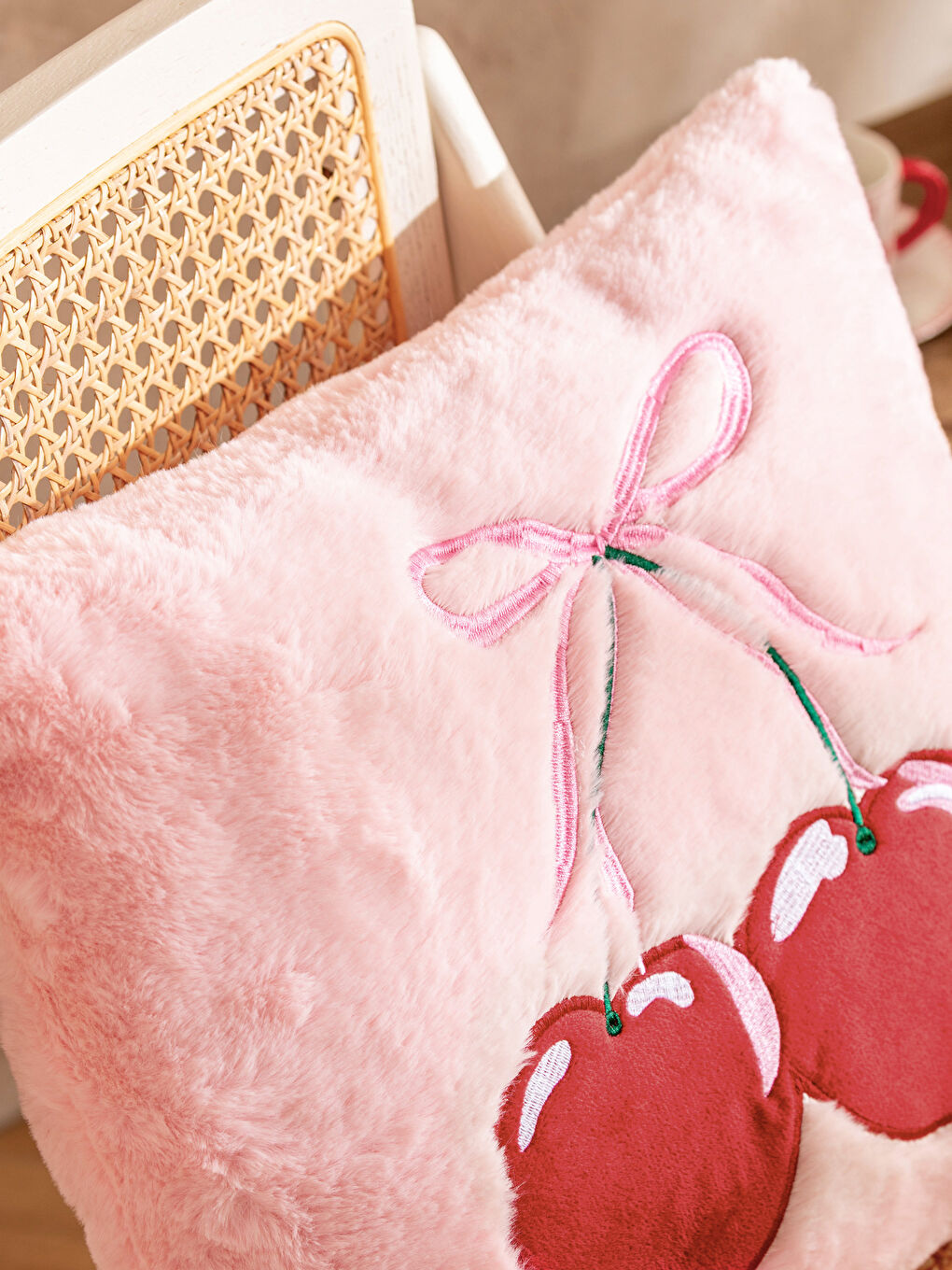 Karışık Kiraz Baskılı Pelüş Kırlent 45x45 cm-2